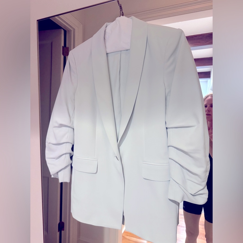 Alice and Olivia 
Size 4
Ruched Sleeve jacket
